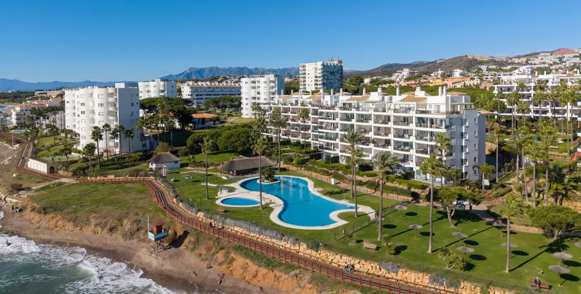 Sale of middle floor apartment in Calahonda 43