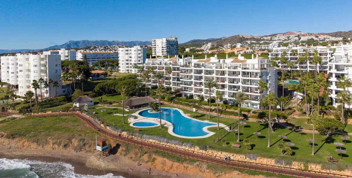 Sale of middle floor apartment in Calahonda 44