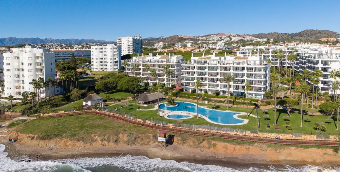 Sale of middle floor apartment in Calahonda 45