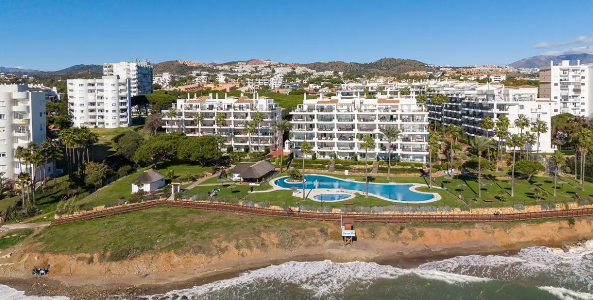 Sale of middle floor apartment in Calahonda 46