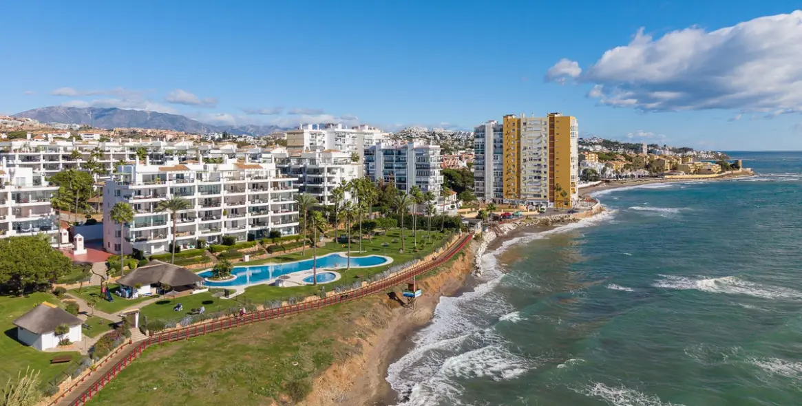 Sale of middle floor apartment in Calahonda 48