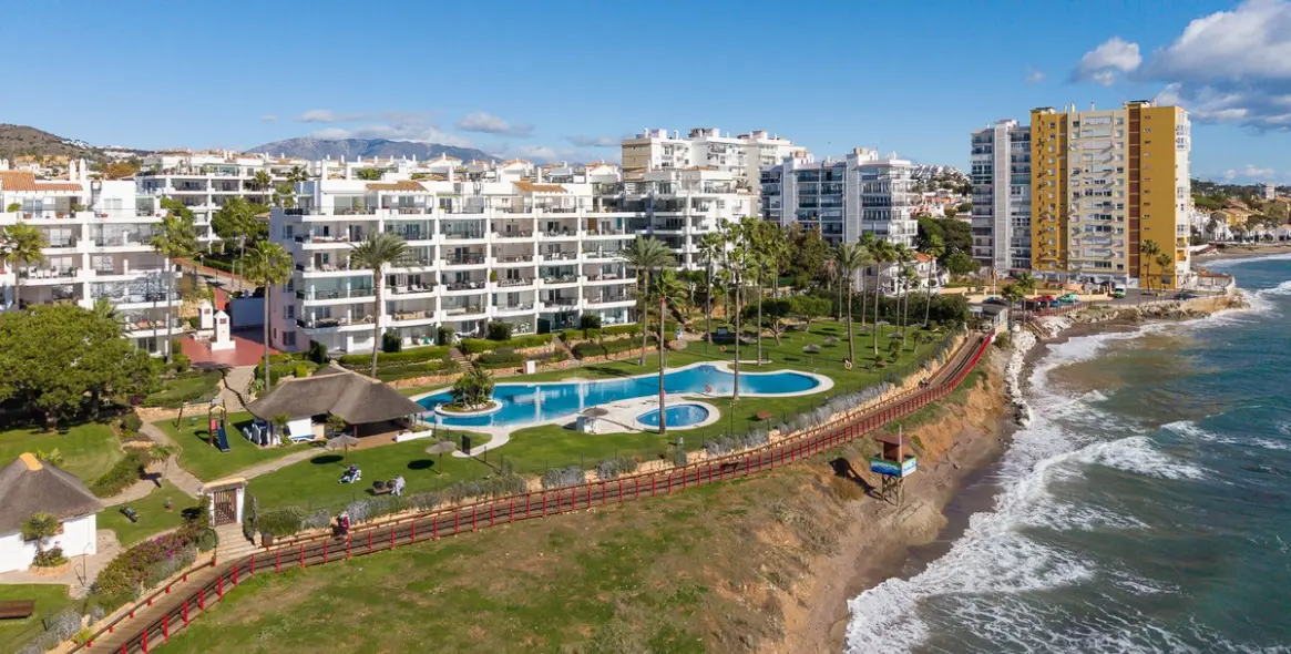 Sale of middle floor apartment in Calahonda 49