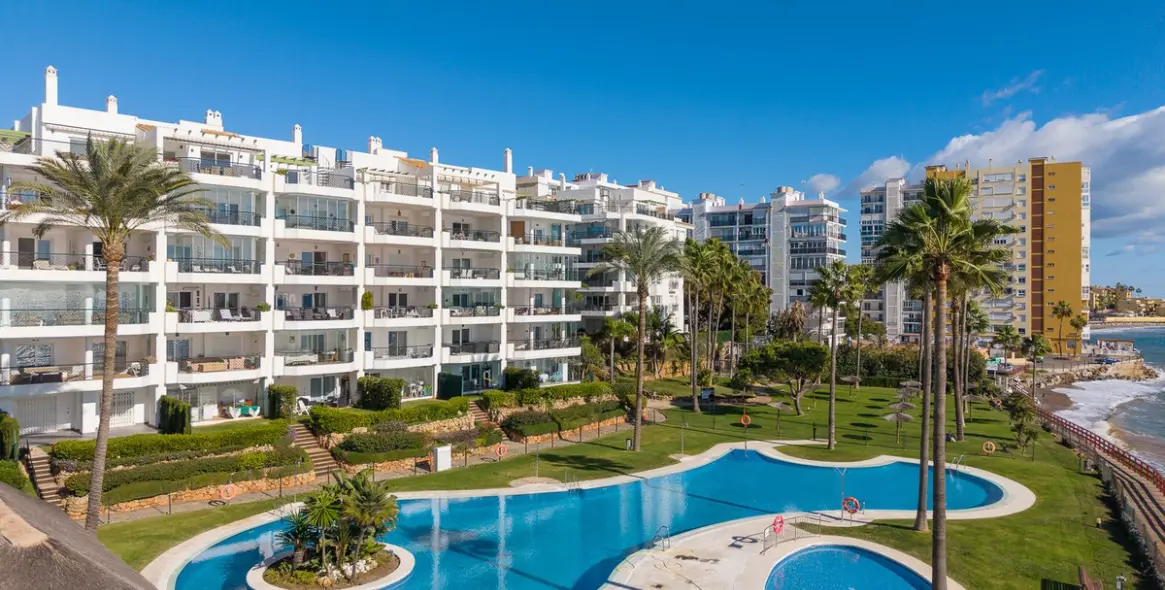 Sale of middle floor apartment in Calahonda 51