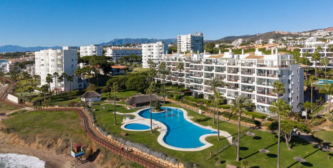 Venta de apartamento en planta media en Calahonda 1