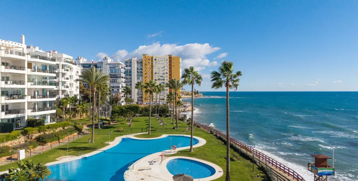 Venta de apartamento en planta media en Calahonda 2