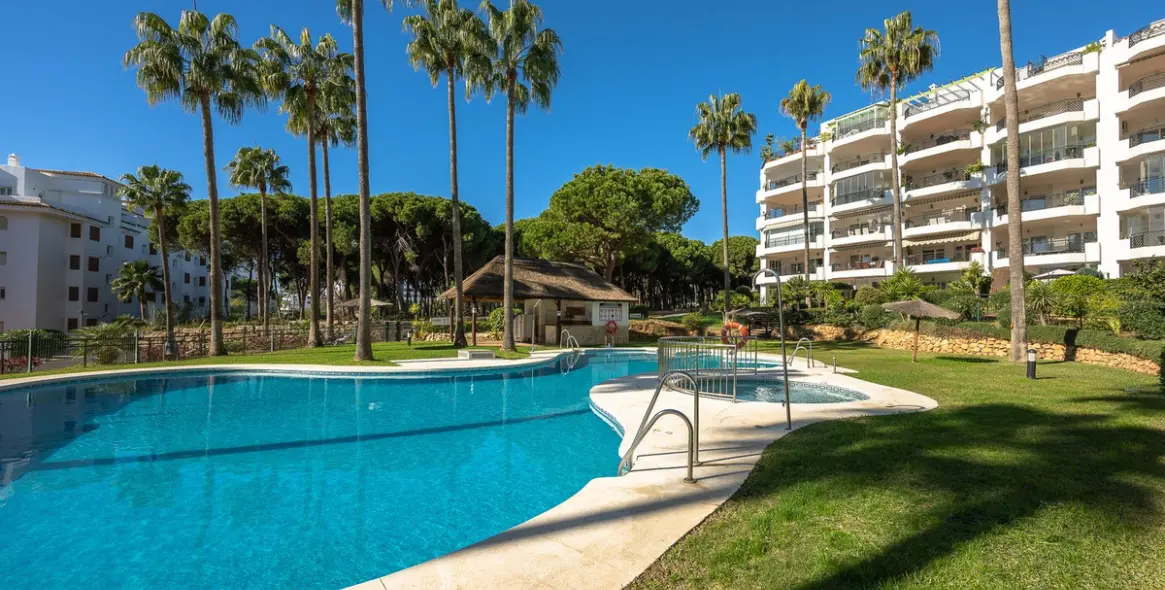 Venta de apartamento en planta media en Calahonda 3