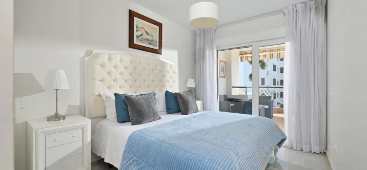 Venta de apartamento en planta media en Calahonda 4