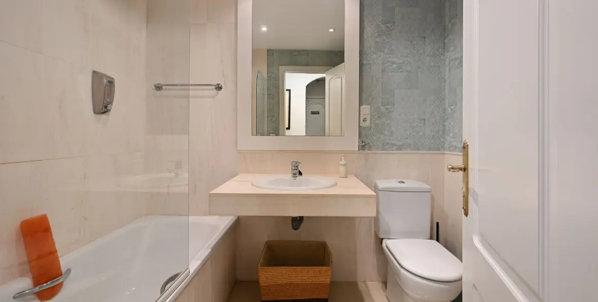 Venta de apartamento en planta media en Calahonda 12
