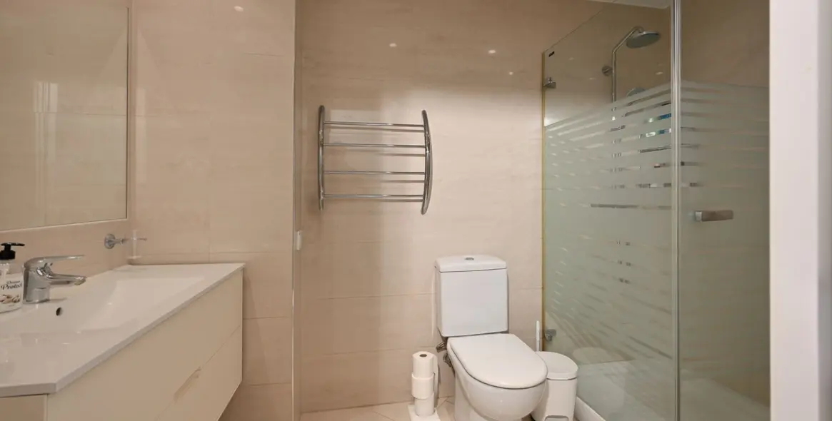 Venta de apartamento en planta media en Calahonda 13