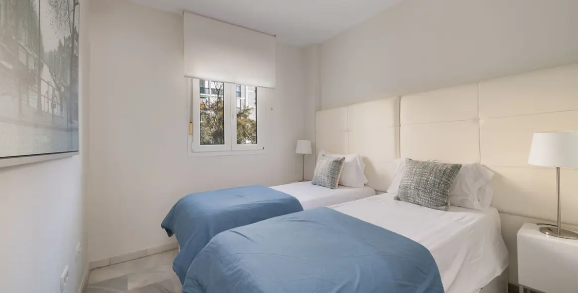 Venta de apartamento en planta media en Calahonda 14