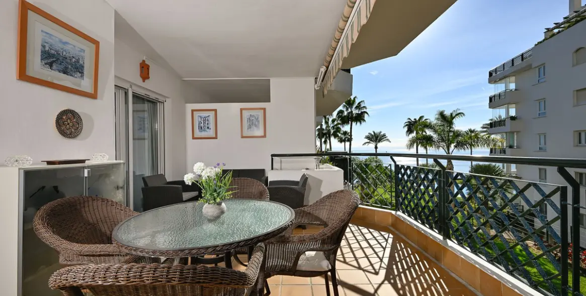 Venta de apartamento en planta media en Calahonda 15