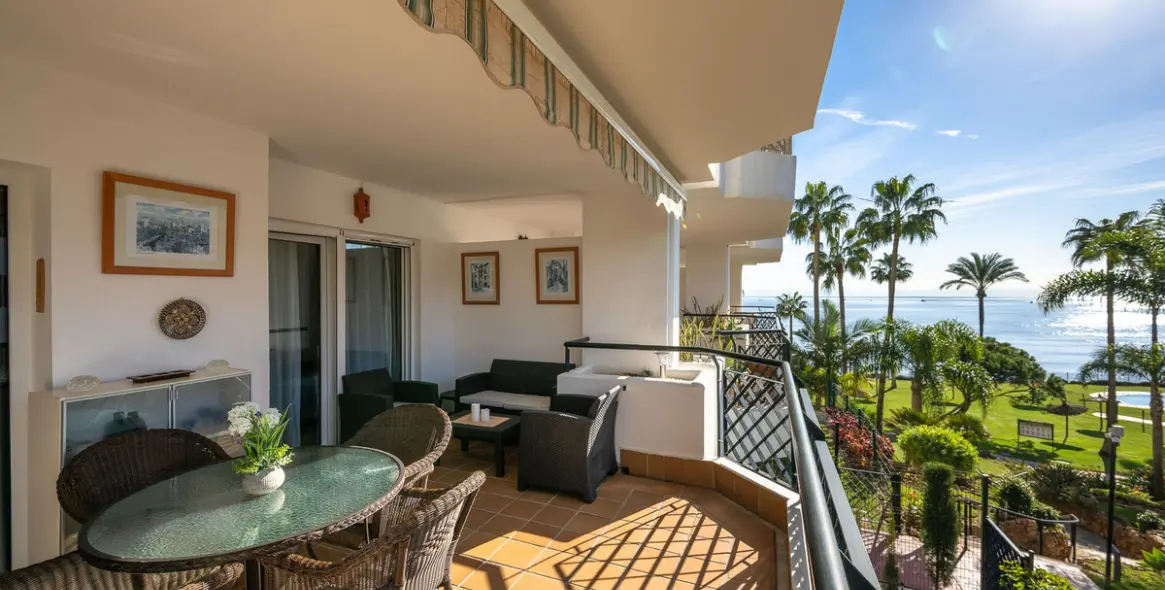 Venta de apartamento en planta media en Calahonda 16
