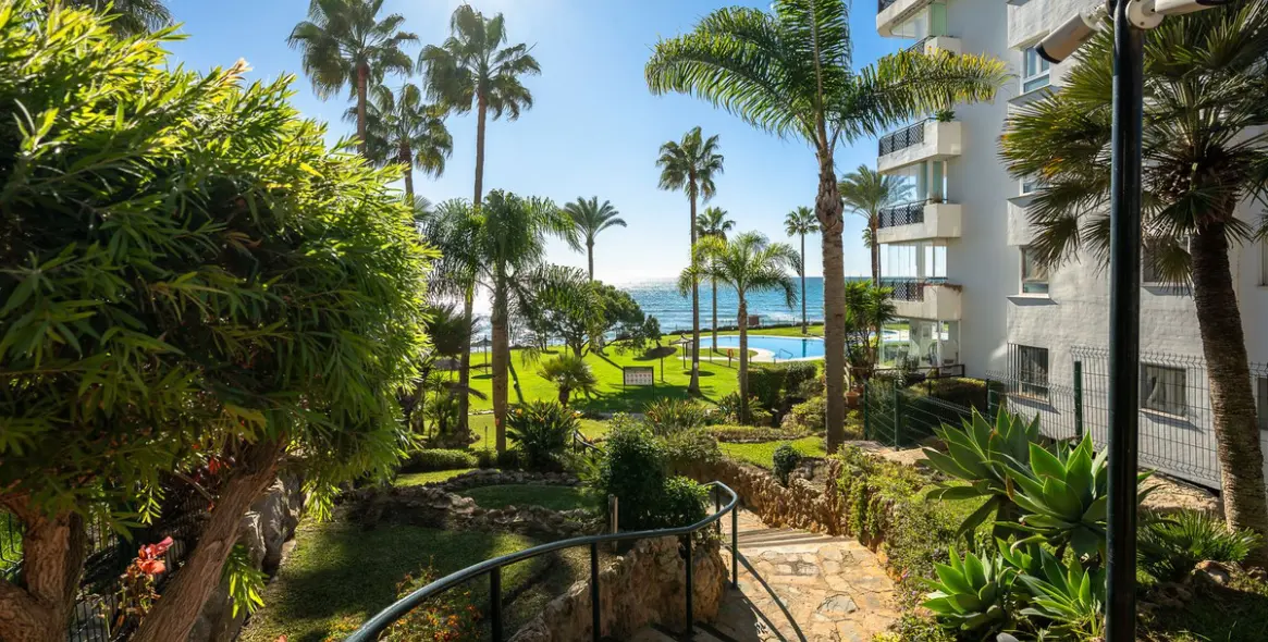 Venta de apartamento en planta media en Calahonda 17