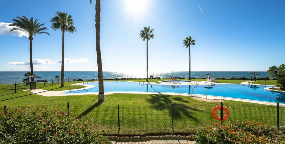 Venta de apartamento en planta media en Calahonda 18