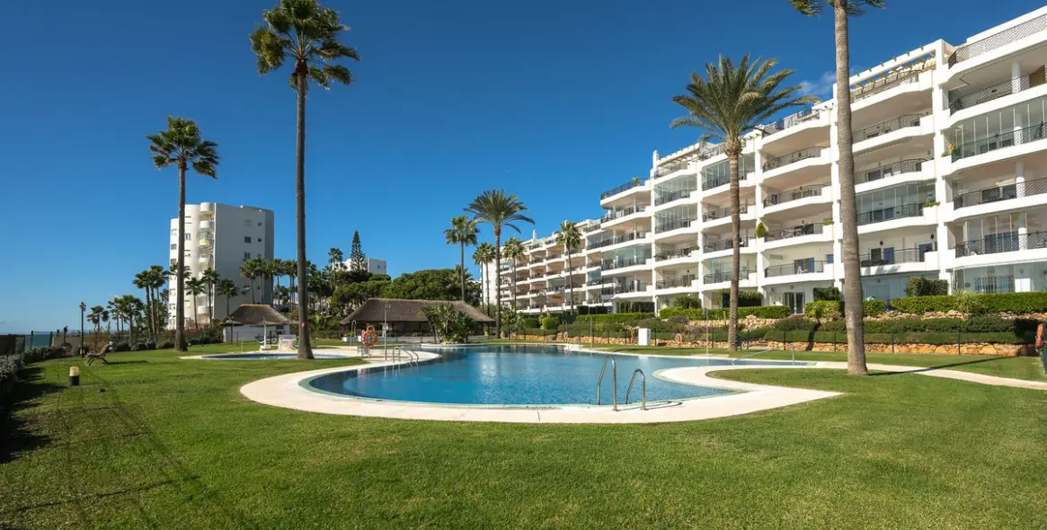 Venta de apartamento en planta media en Calahonda 19