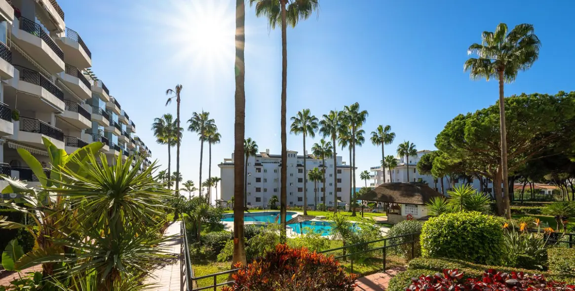 Venta de apartamento en planta media en Calahonda 20