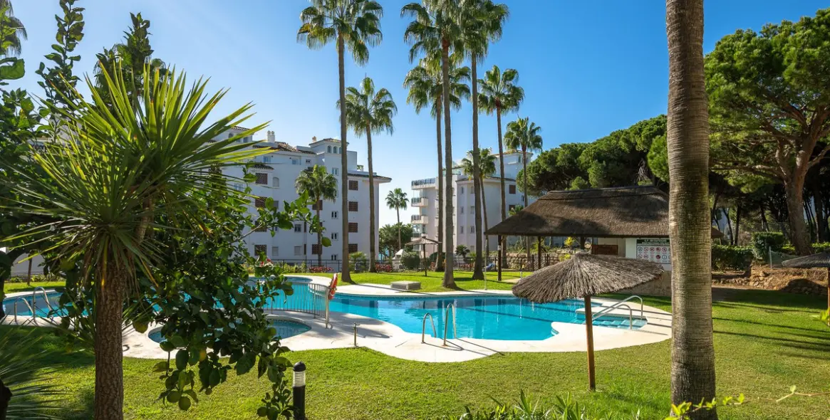 Venta de apartamento en planta media en Calahonda 22