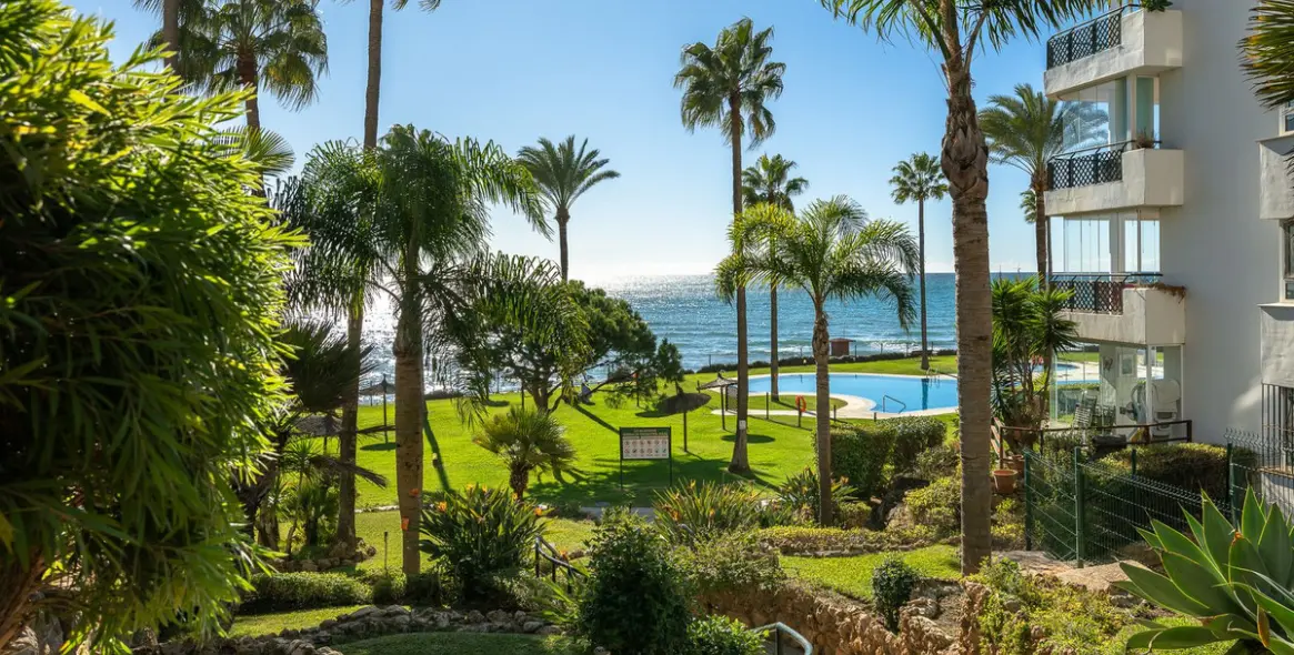 Venta de apartamento en planta media en Calahonda 25