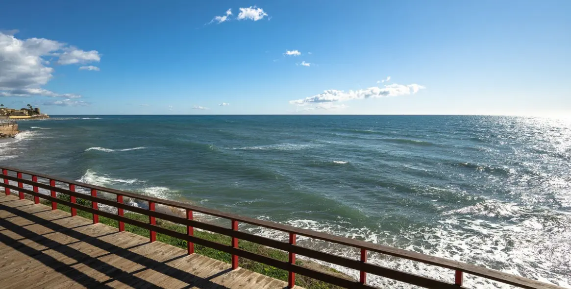 Venta de apartamento en planta media en Calahonda 33