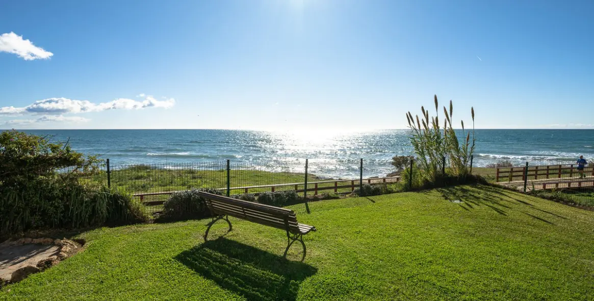 Venta de apartamento en planta media en Calahonda 37