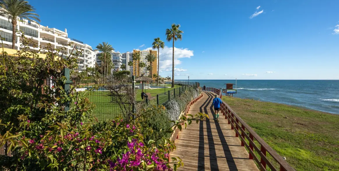 Venta de apartamento en planta media en Calahonda 38