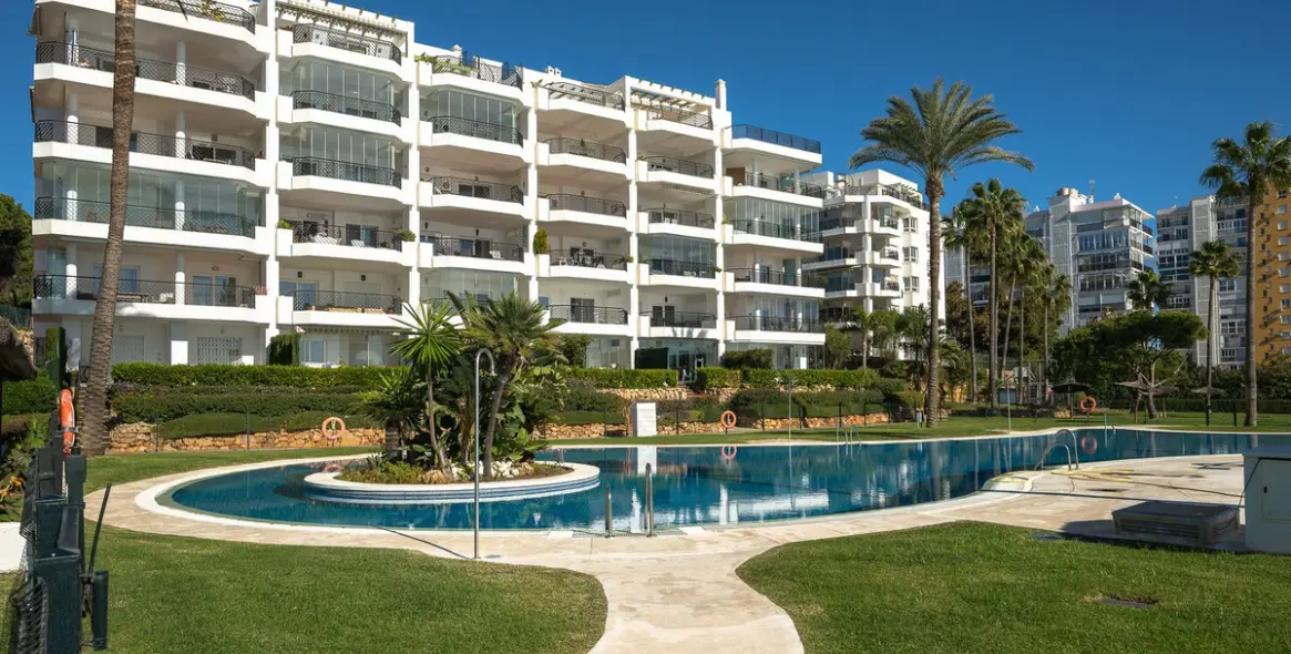 Venta de apartamento en planta media en Calahonda 39