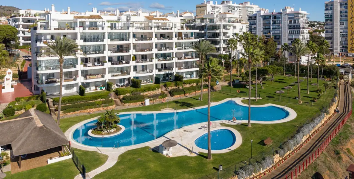 Venta de apartamento en planta media en Calahonda 50