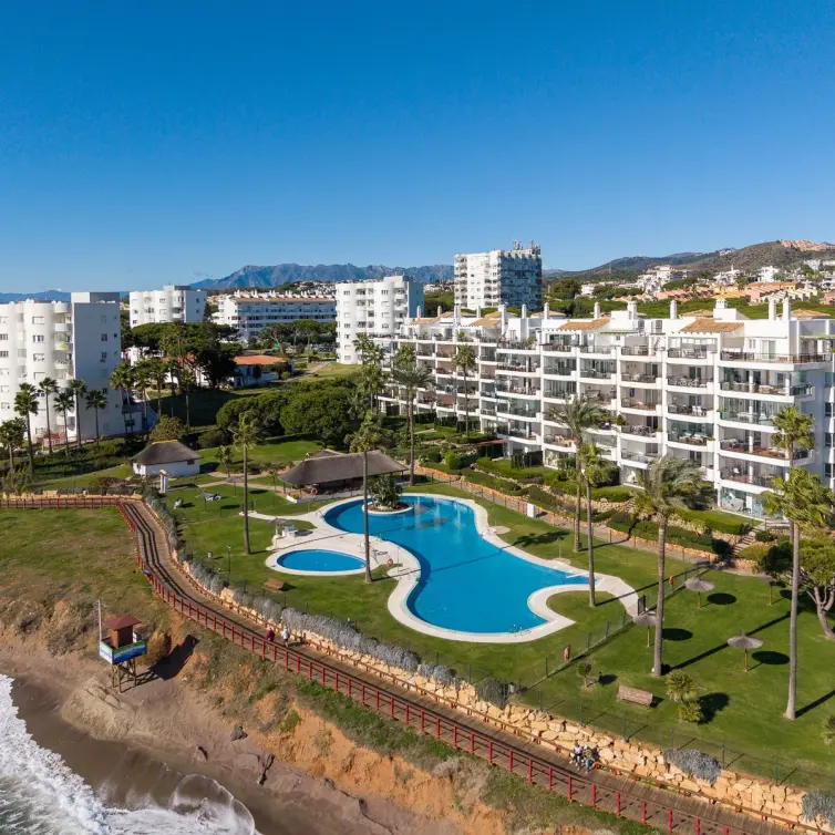 Sale of middle floor apartment in Calahonda