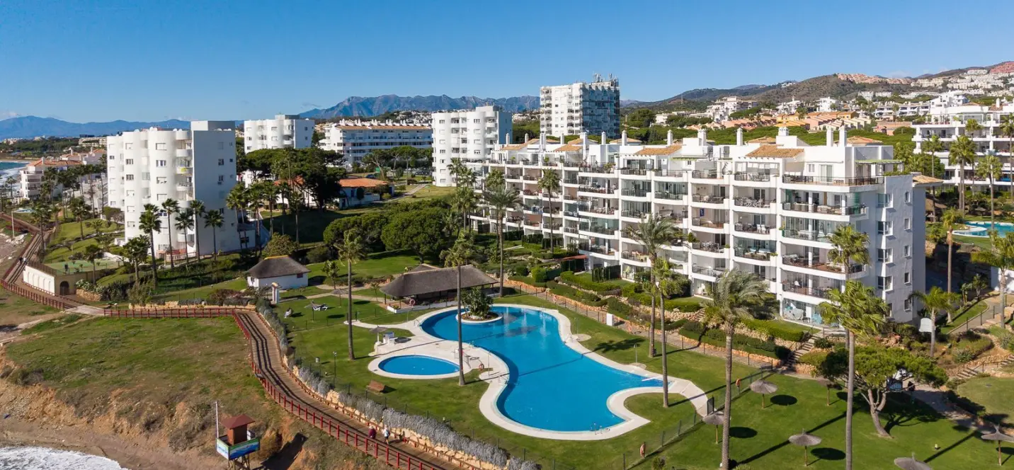 Sale of middle floor apartment in Calahonda 0