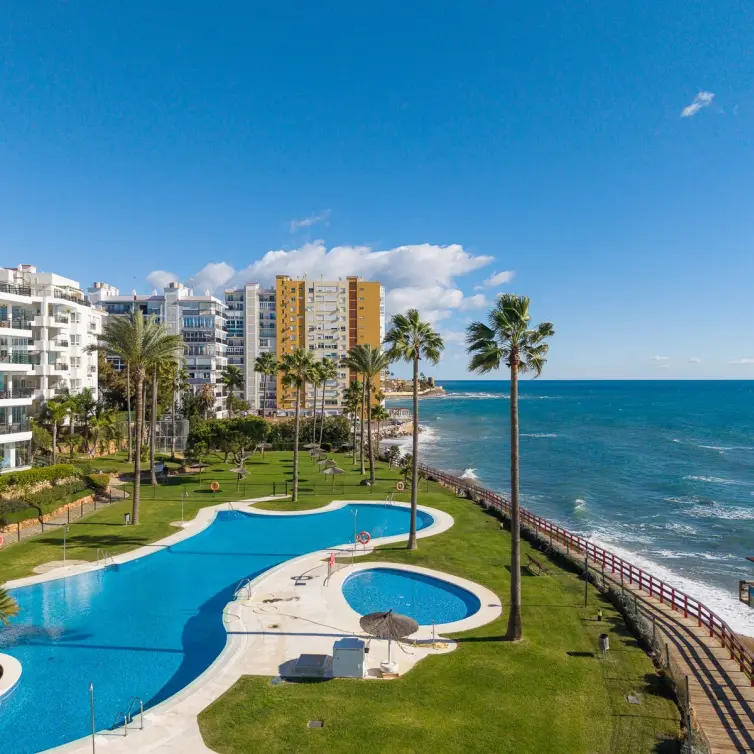 Sale of middle floor apartment in Calahonda