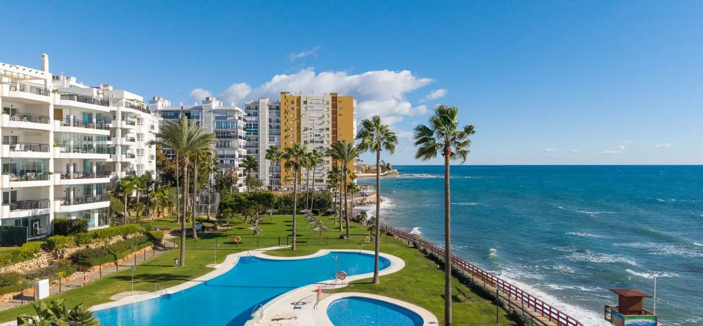 Sale of middle floor apartment in Calahonda 1