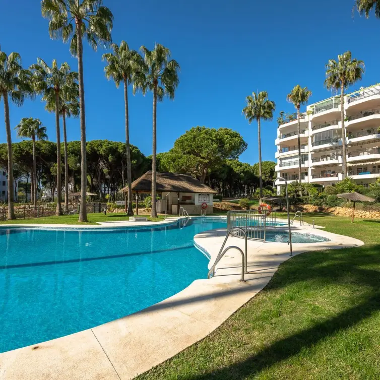 Sale of middle floor apartment in Calahonda