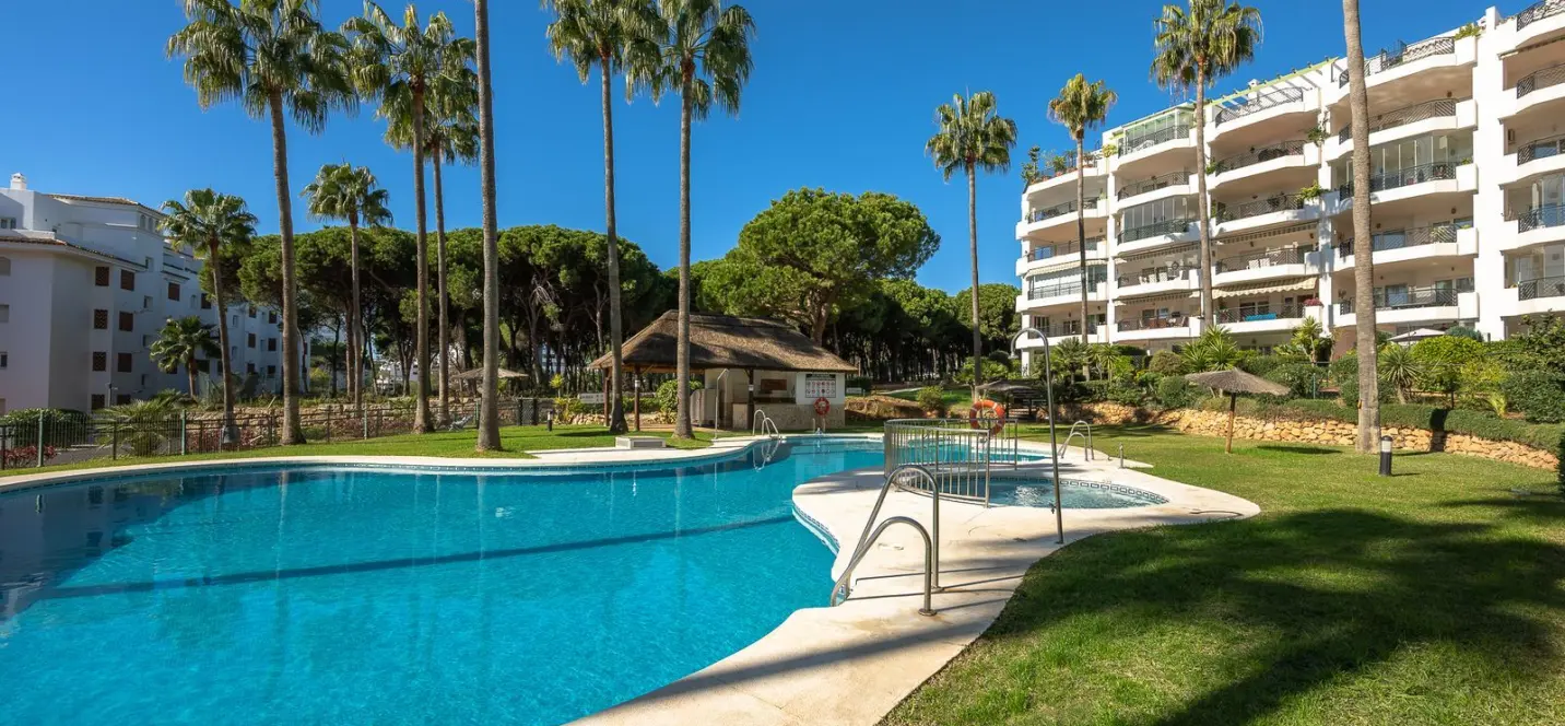 Sale of middle floor apartment in Calahonda 2