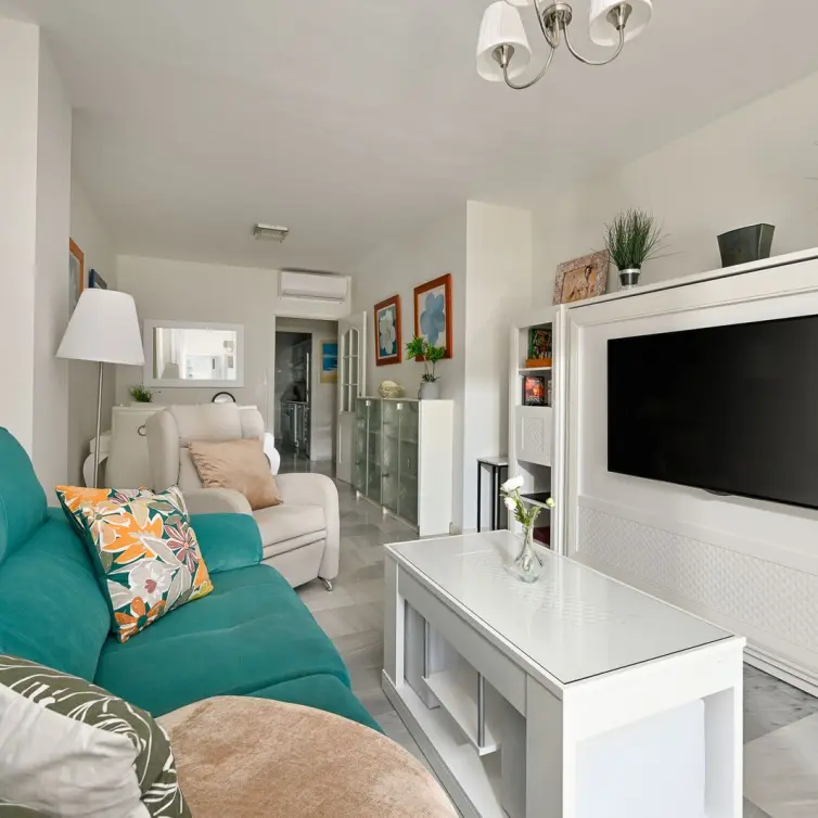 Sale of middle floor apartment in Calahonda