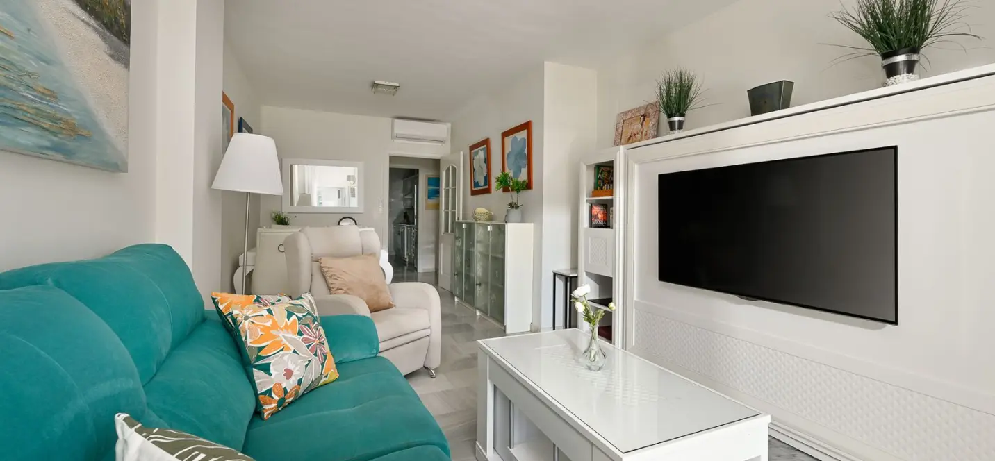 Sale of middle floor apartment in Calahonda 3