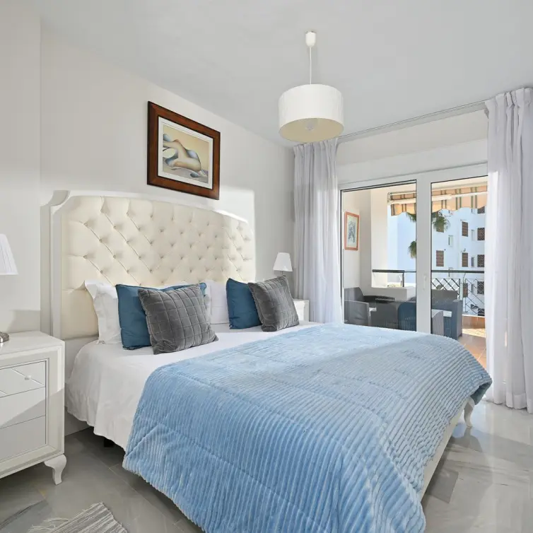 Sale of middle floor apartment in Calahonda