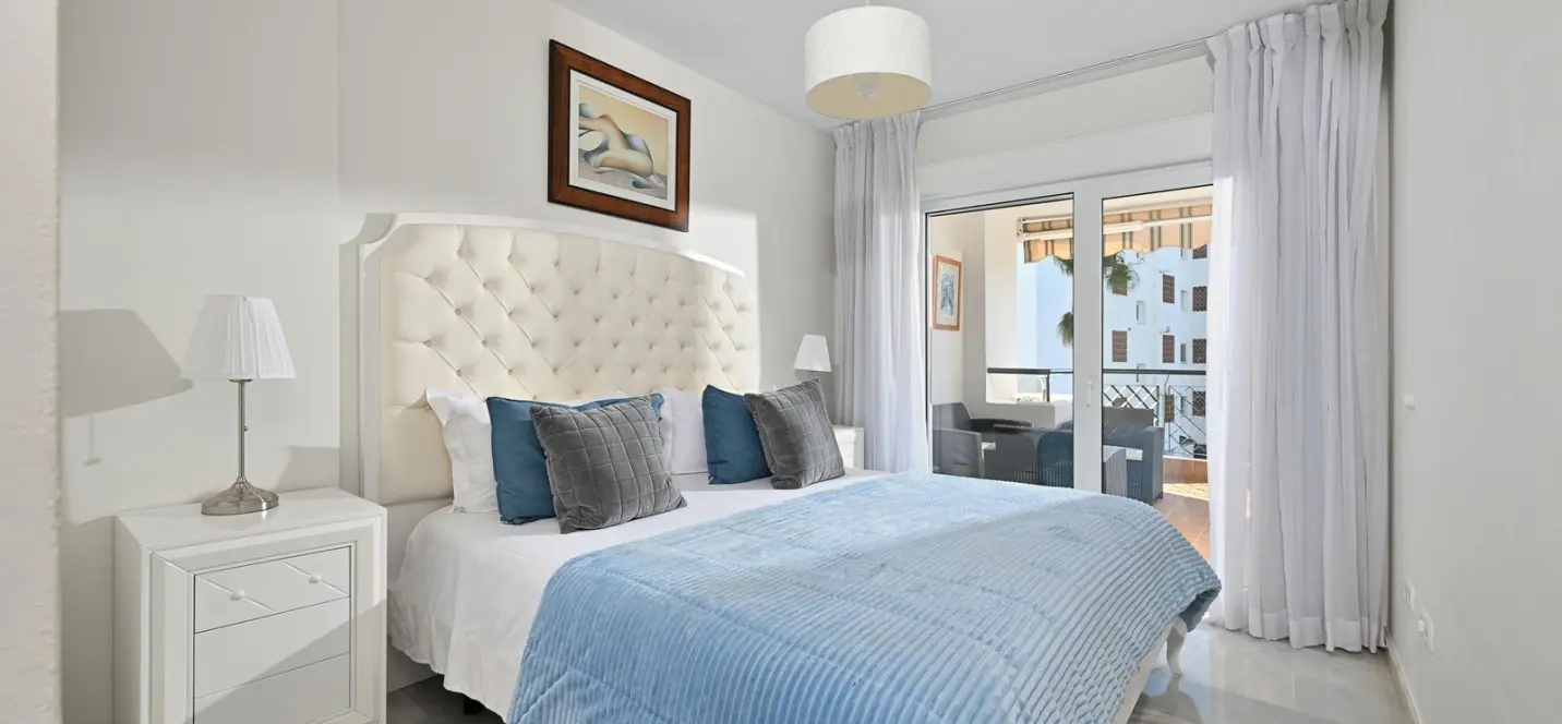 Sale of middle floor apartment in Calahonda 4