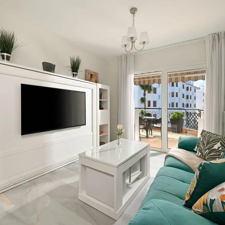 Sale of middle floor apartment in Calahonda