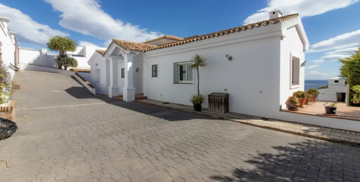 Продажа  отдельно стоящей виллы в Manilva 2