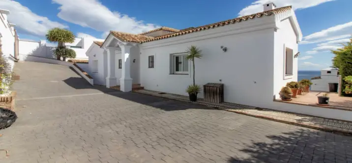 Продажа  отдельно стоящей виллы в Manilva 1