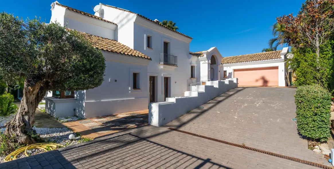 Продажа  отдельно стоящей виллы в El Paraiso 4