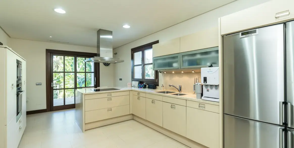 Продажа  отдельно стоящей виллы в El Paraiso 9