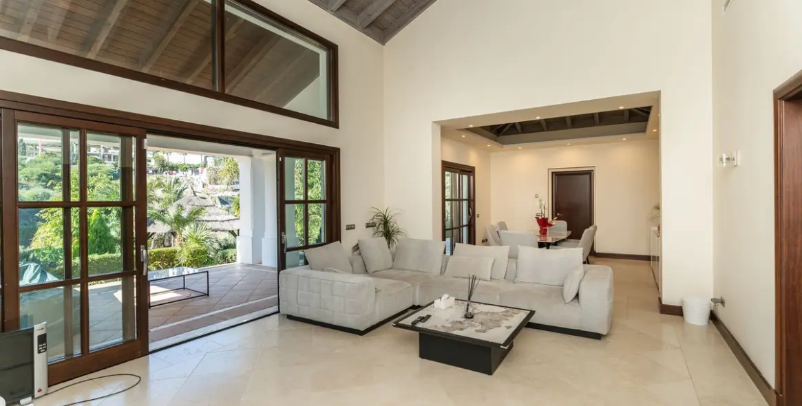 Продажа  отдельно стоящей виллы в El Paraiso 15