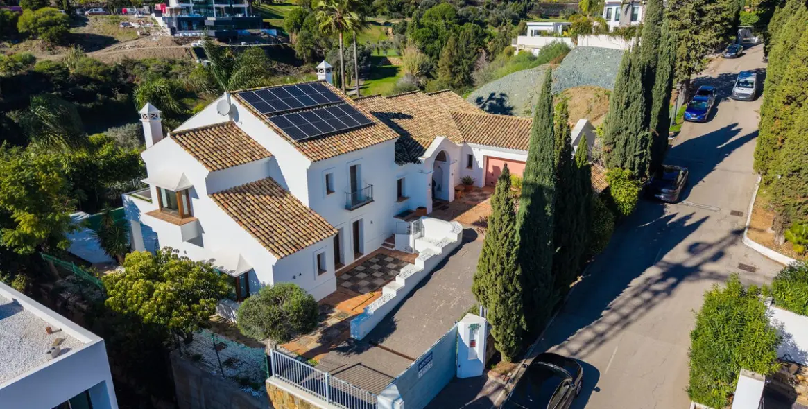 Sale of detached villa in El Paraiso 2