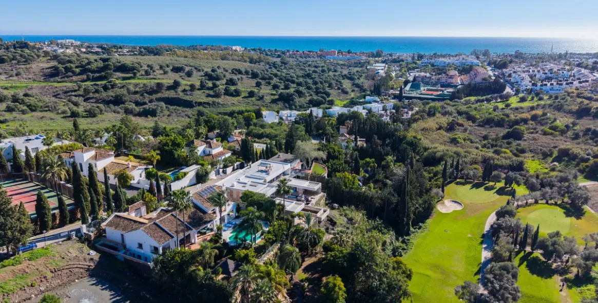 Sale of detached villa in El Paraiso 3