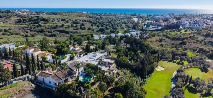 Sale of detached villa in El Paraiso 2