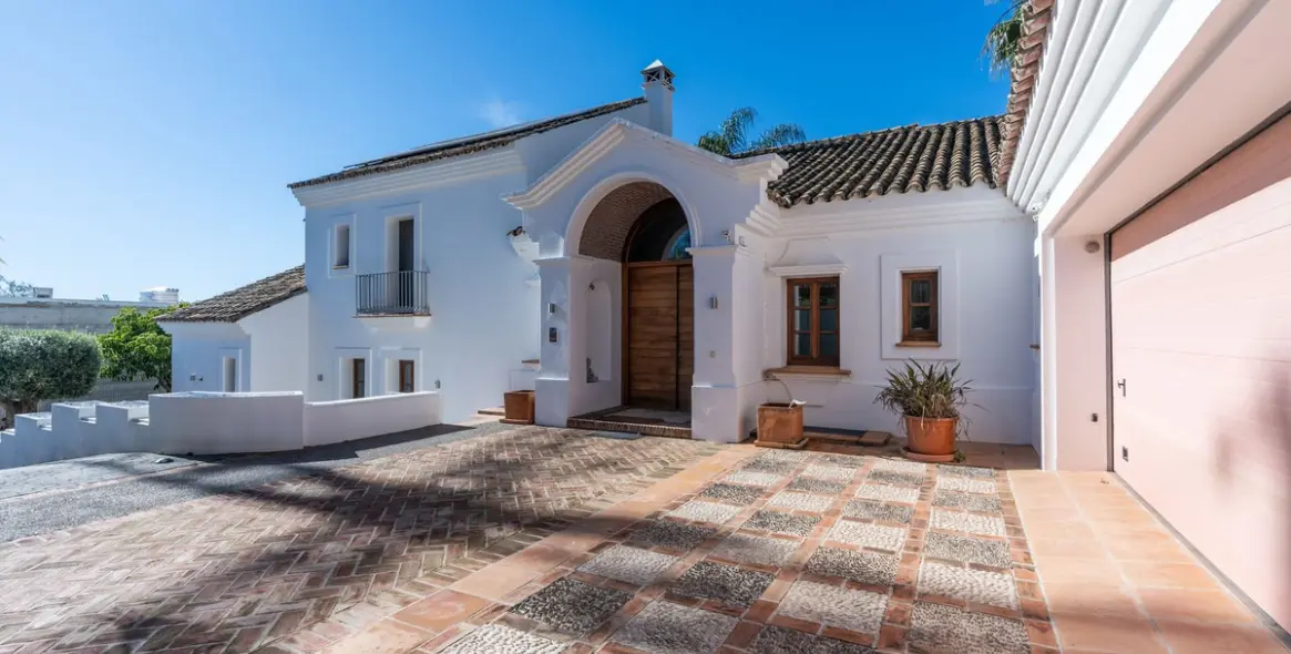 Sale of detached villa in El Paraiso 4