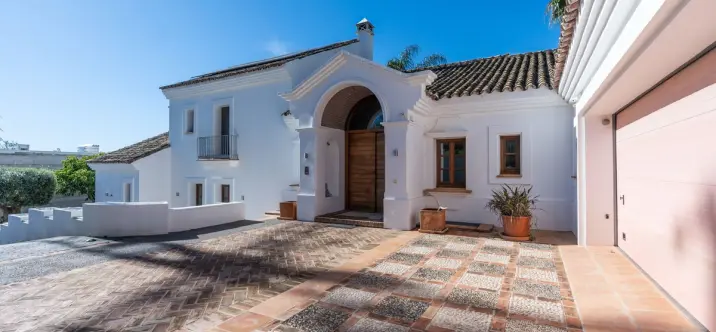 Sale of detached villa in El Paraiso 3