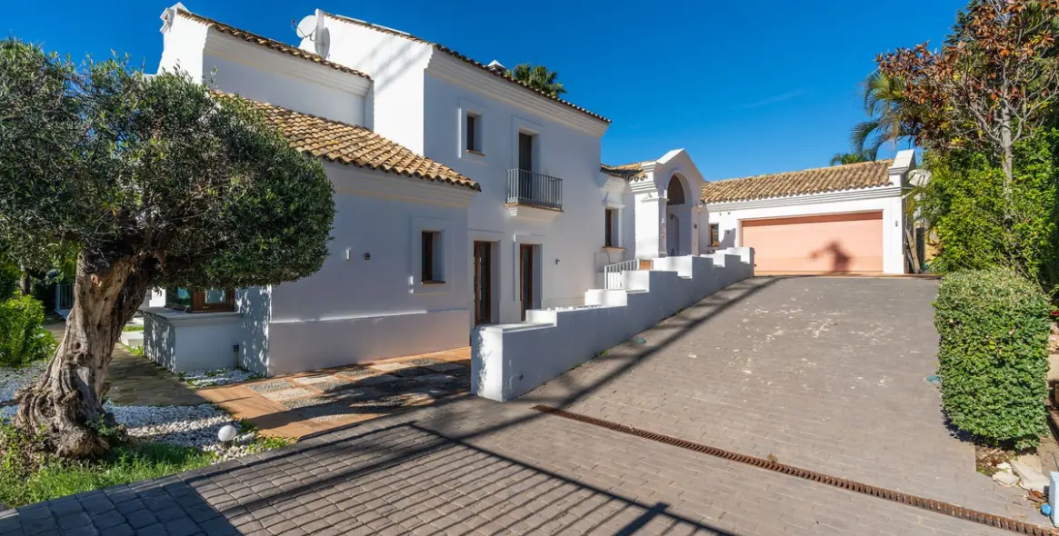 Sale of detached villa in El Paraiso 5