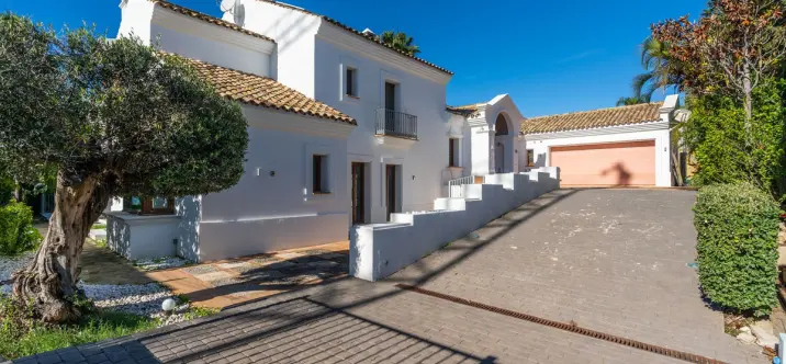 Sale of detached villa in El Paraiso 4